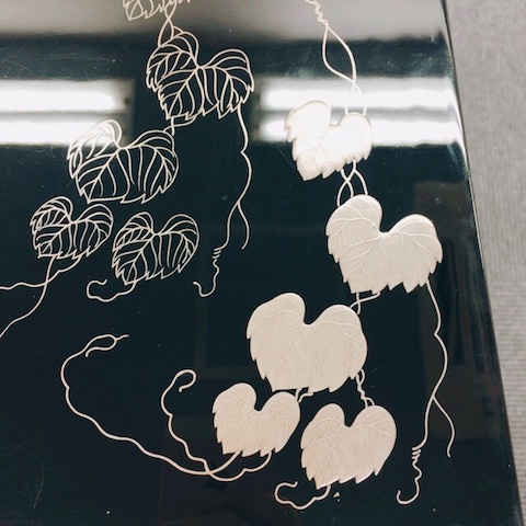 蒔絵のレッスン。盛り上げの工程。線の中に漆を塗って盛り上げます。